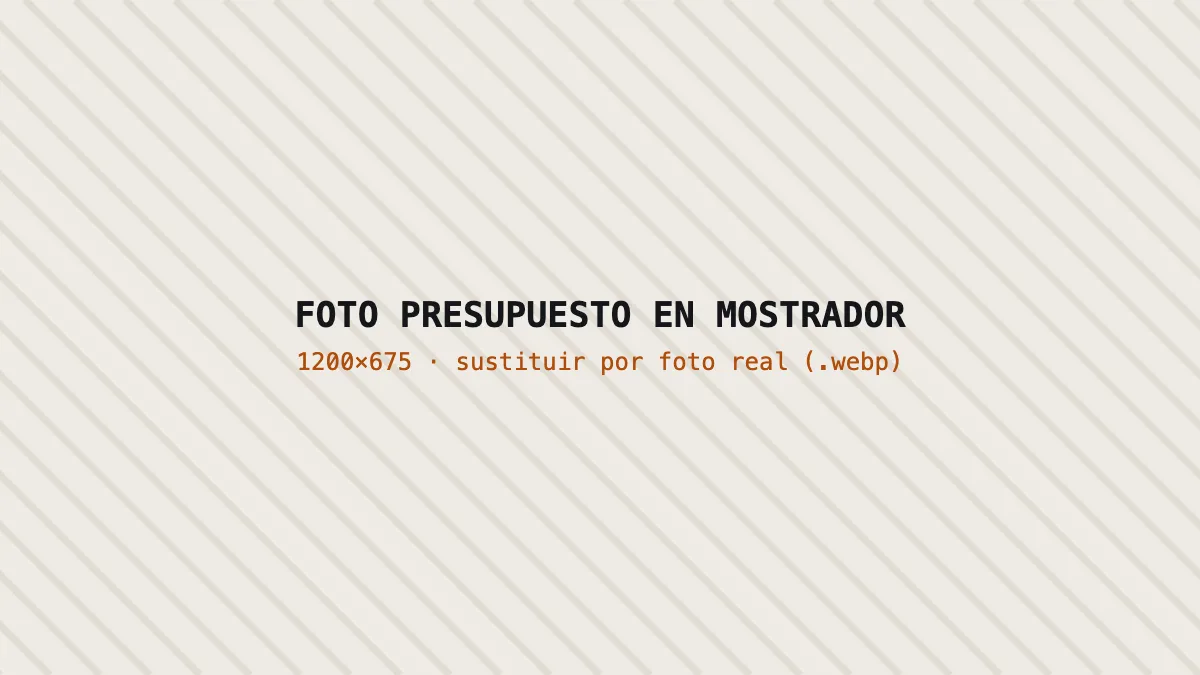 Presupuesto de reparación impreso sobre el mostrador de un taller